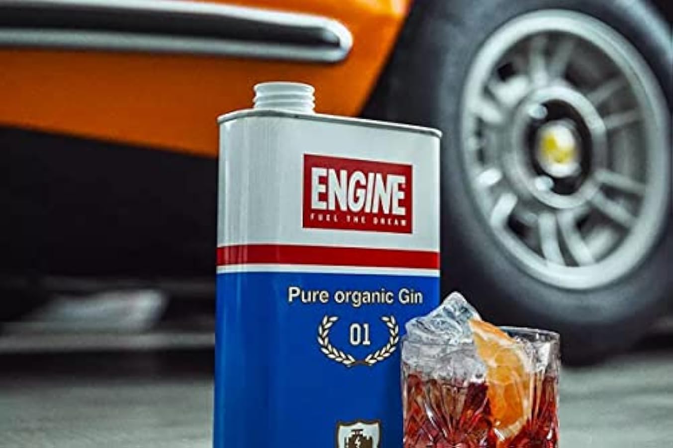 Gin Engine cl.50 con 2 bicchieri in metallo,il gin delle Langhe,